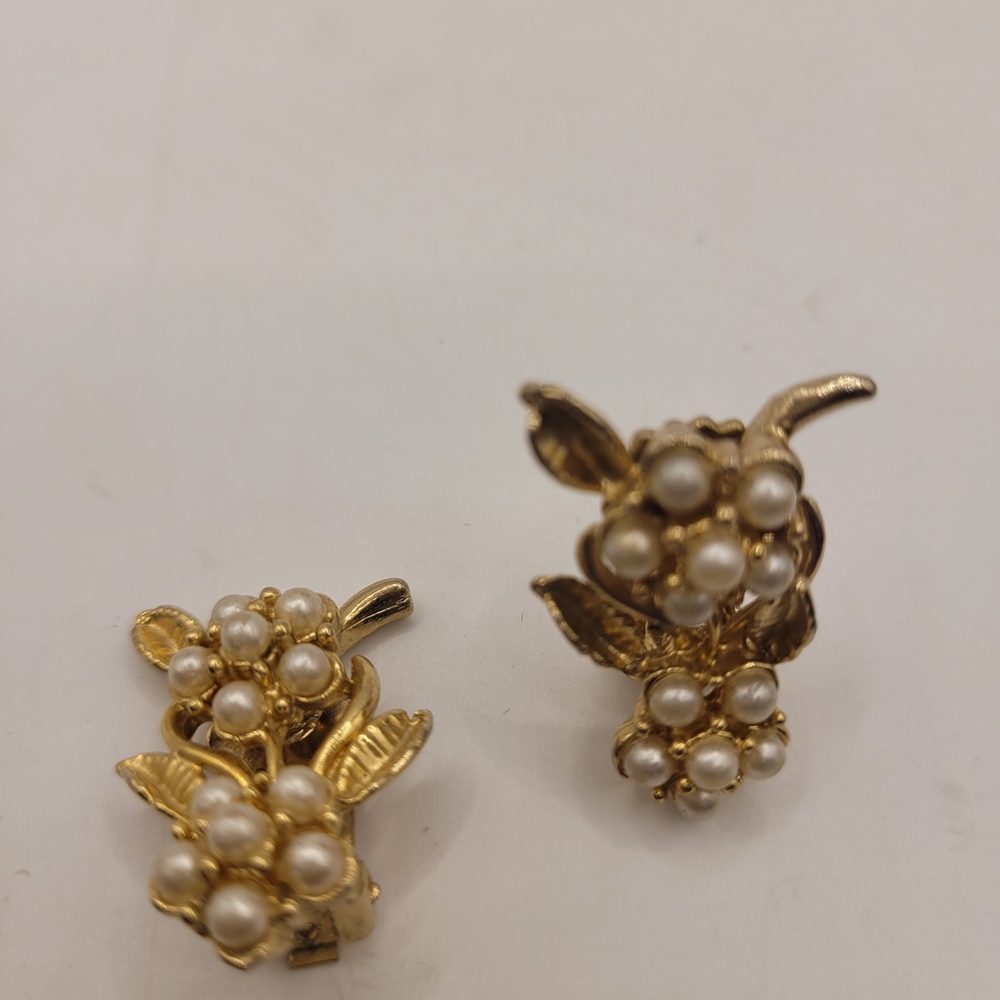 Gold Tone Faux Pearl Flowers Clip On Earrings
